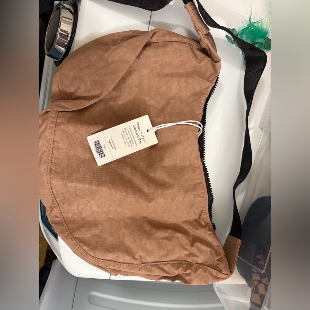 BNWT Taupe BAGGU Med Crescent